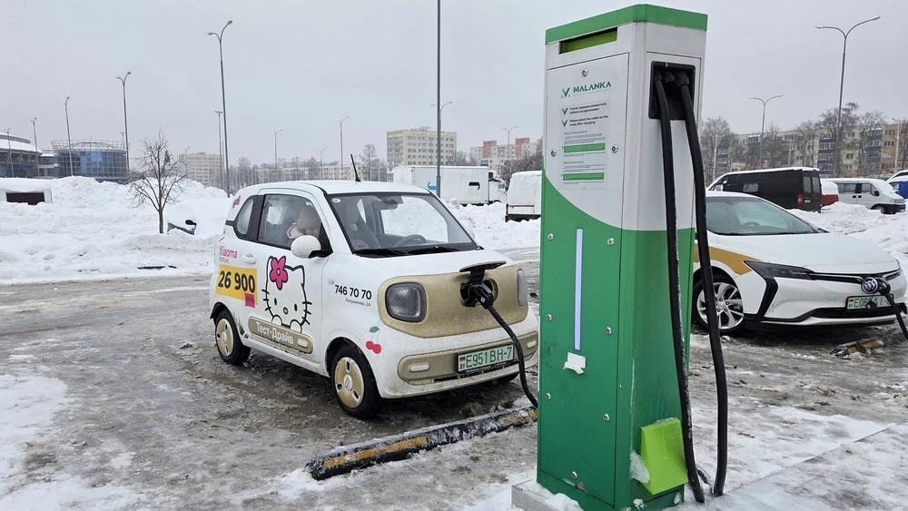 FAW Bestune Xiaoma Pony в Беларуси сбоку спереди зарядка на станции