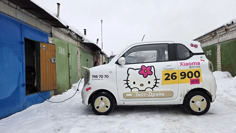 FAW Bestune Xiaoma Pony в Беларуси сбоку зарядка в гараже