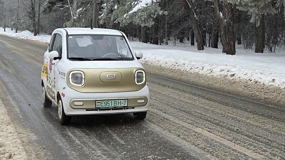 FAW Bestune Xiaoma Pony в Беларуси сбоку спереди в динамике