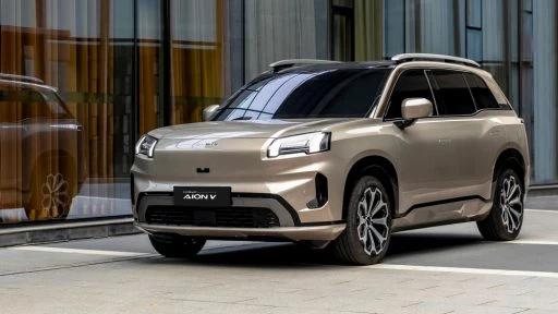 Комплектации электрического кроссовера GAC Aion V раскрыли для рынка России электромобиль бежевый сбоку спереди