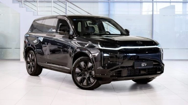 Кроссовер GAC S7 у дилера в автосалоне сбоку спереди ДЦ «Альянс Моторс» Тюмень