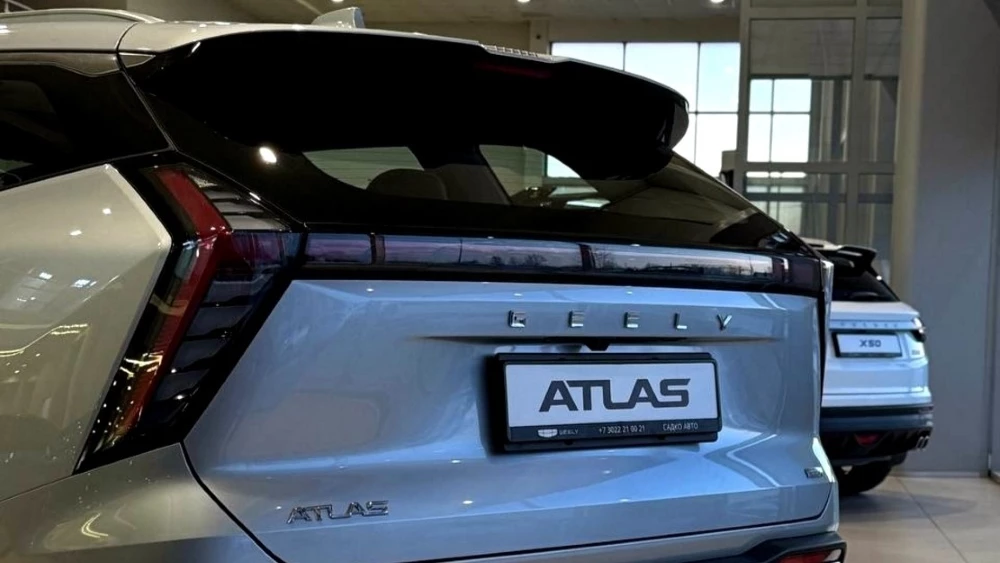 Geely Atlas 1.5 полуторалитровый сзади у дилера в автосалоне новый