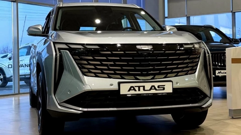 Geely Atlas 1.5 полуторалитровый спереди у дилера в автосалоне новый