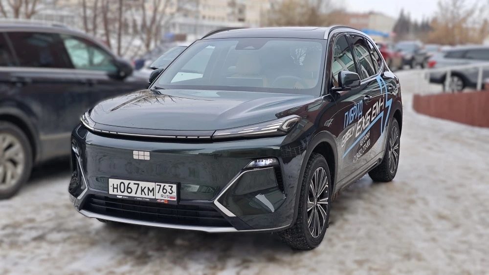 Geely EX5 EM-i тест Мишина сбоку спереди черный