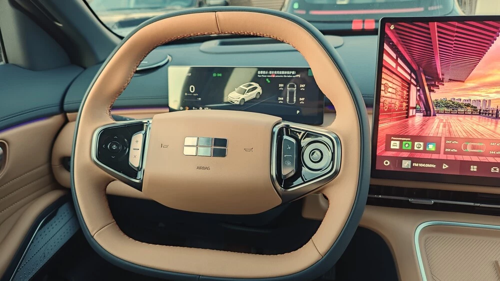 Geely EX5 EM-i тест Мишина салон интерьер рулевое колесо руль