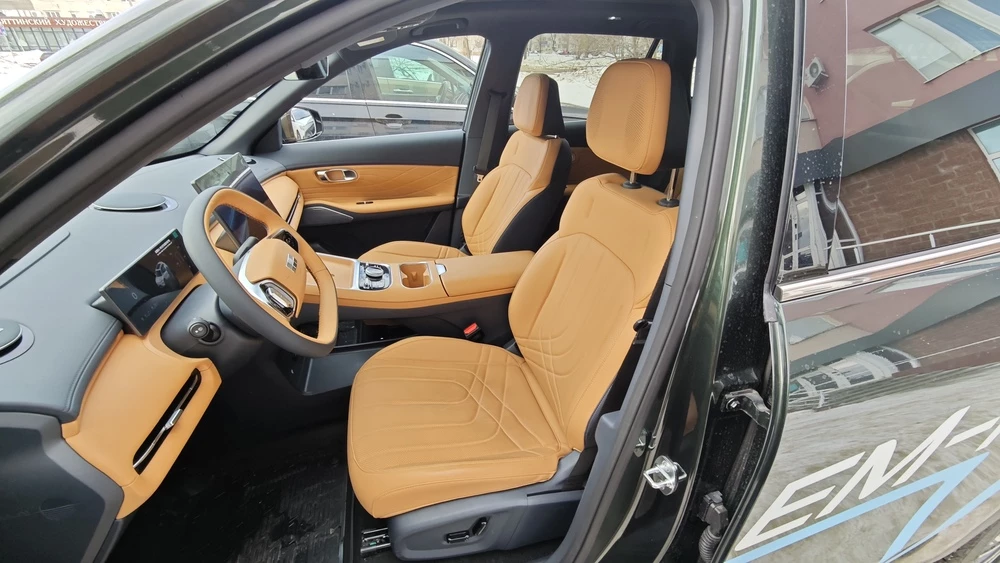 Geely EX5 EM-i тест Мишина салон интерьер первый ряд сиденья