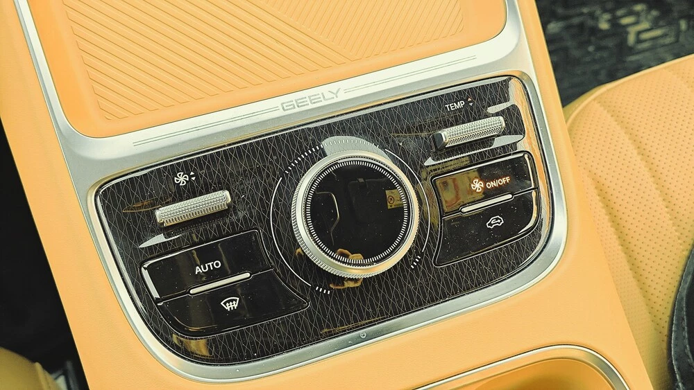 Geely EX5 EM-i тест Мишина салон интерьер тоннель громкость управление