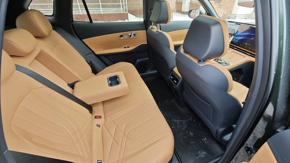 Geely EX5 EM-i тест Мишина салон интерьер сиденья второй ряд