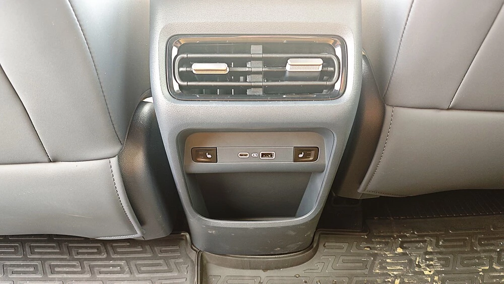 Geely EX5 EM-i тест Мишина салон интерьер второй ряд дефлекторы