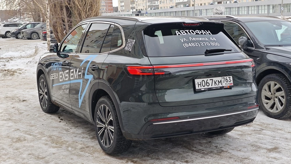 Geely EX5 EM-i тест Мишина сбоку сзади черный