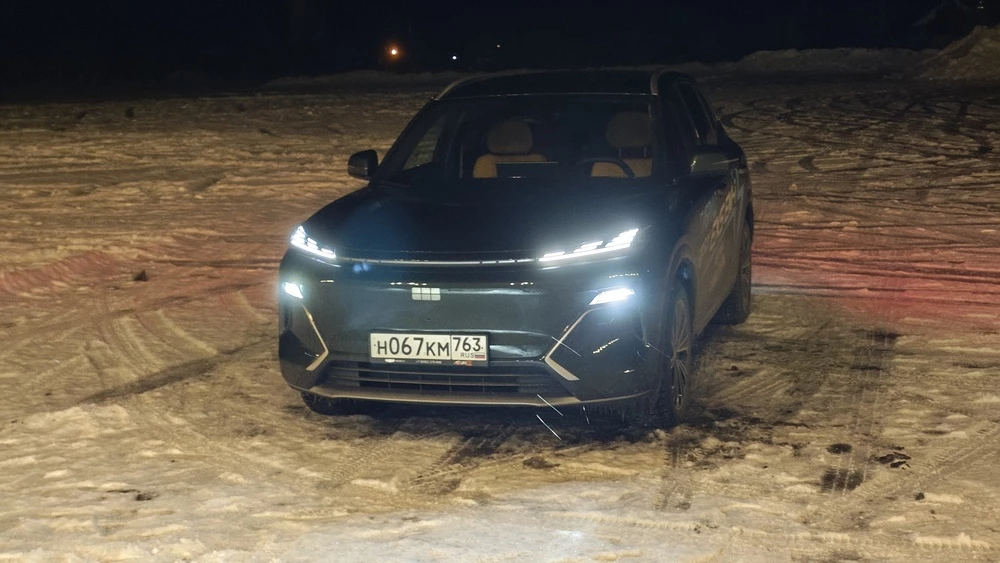 Geely EX5 EM-i тест Мишина спереди фары горят ночной свет