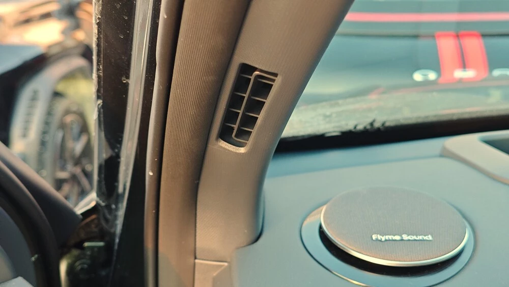 Geely EX5 EM-i тест Мишина салон интерьер стойки передние воздуховод