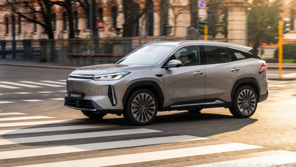 Кроссовер Geely Galaxy M7 сбоку в динамике