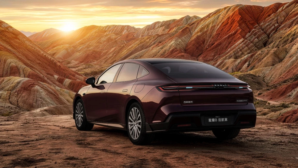 Обновленный седан Geely Galaxy Starshine 8 сбоку сзади