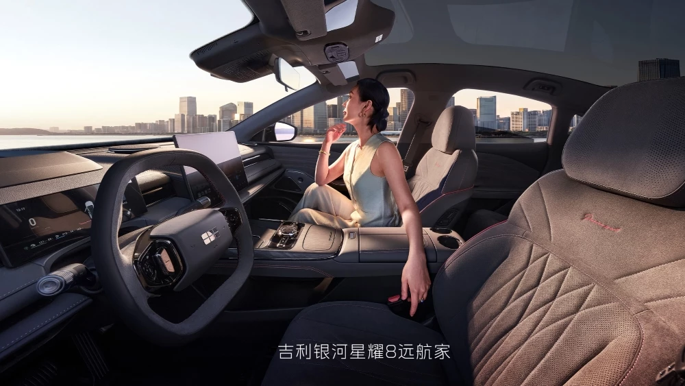 Обновленный седан Geely Galaxy Starshine 8 салон интерьер женщина пассажир