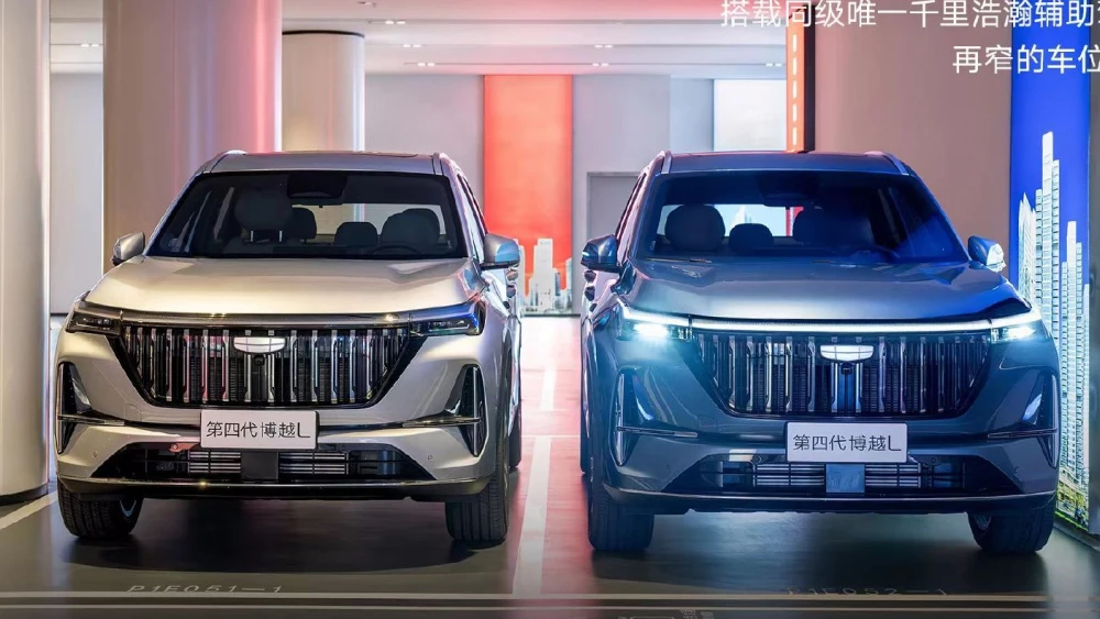 Geely Atlas научится ездить без водителя кроссовер сбоку спереди голубой парковка