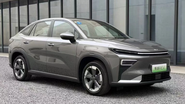 Новый кроссовер Geely Atlas REV стал доступен к заказу в Китае сбоку спереди последовательный гибрид серый