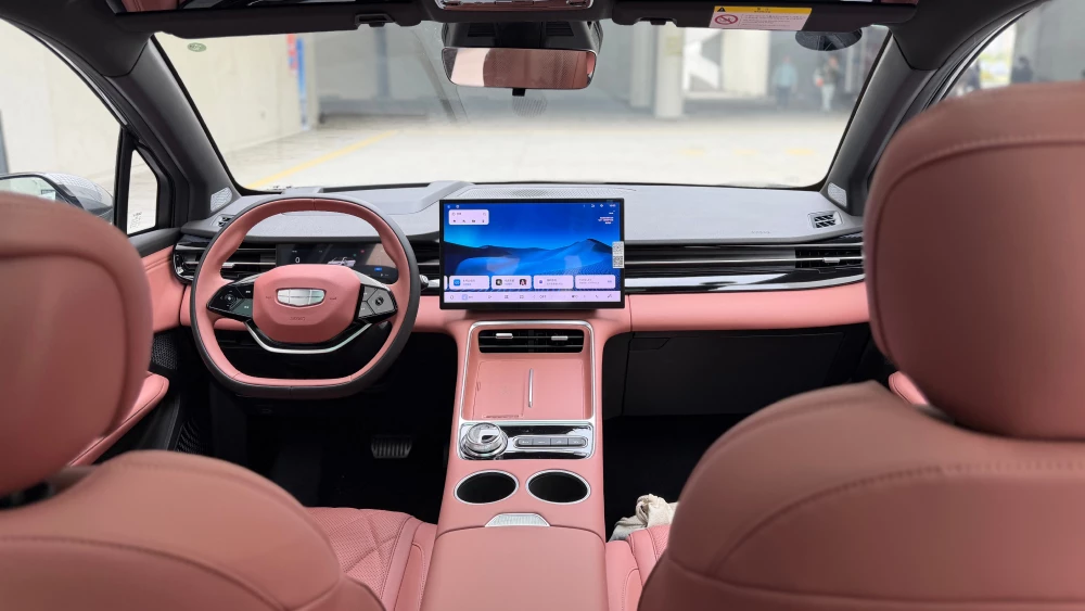 Новый кроссовер Geely Atlas REV стал доступен к заказу в Китае салон