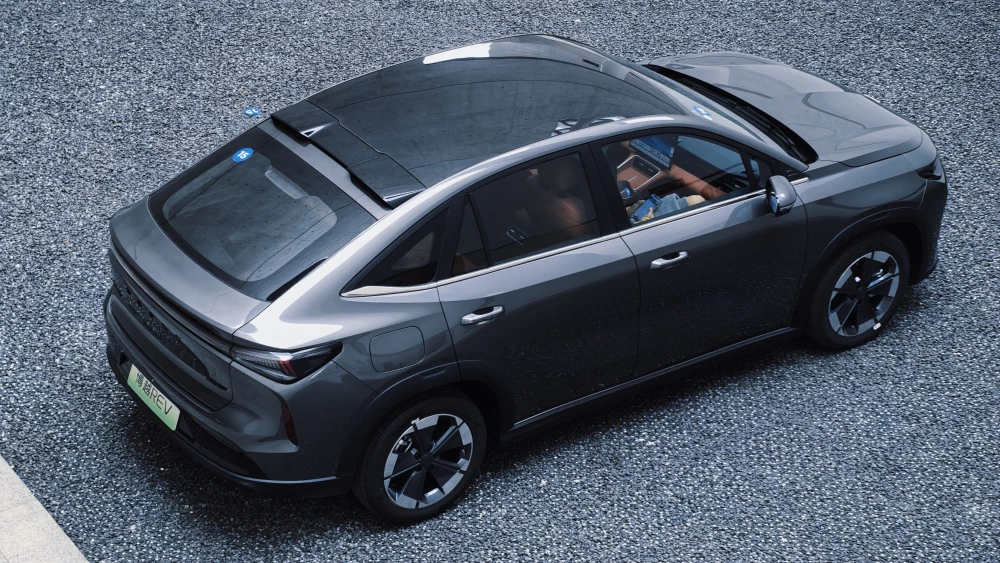Новый кроссовер Geely Atlas REV стал доступен к заказу в Китае сбоку сзади последовательный гибрид серый