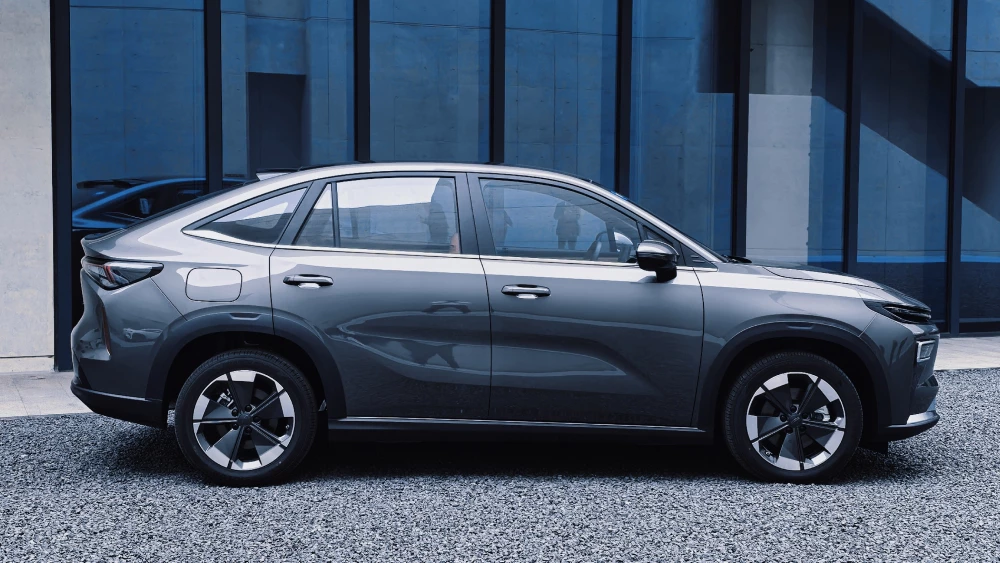 Новый кроссовер Geely Atlas REV стал доступен к заказу в Китае сбоку последовательный гибрид серый