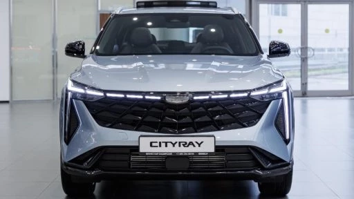 Geely Cityray спереди у дилера в автосалоне бизнес кар