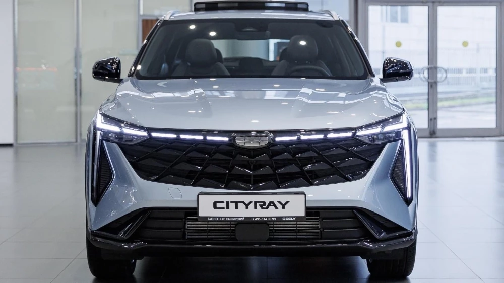 Geely Cityray спереди у дилера в автосалоне бизнес кар