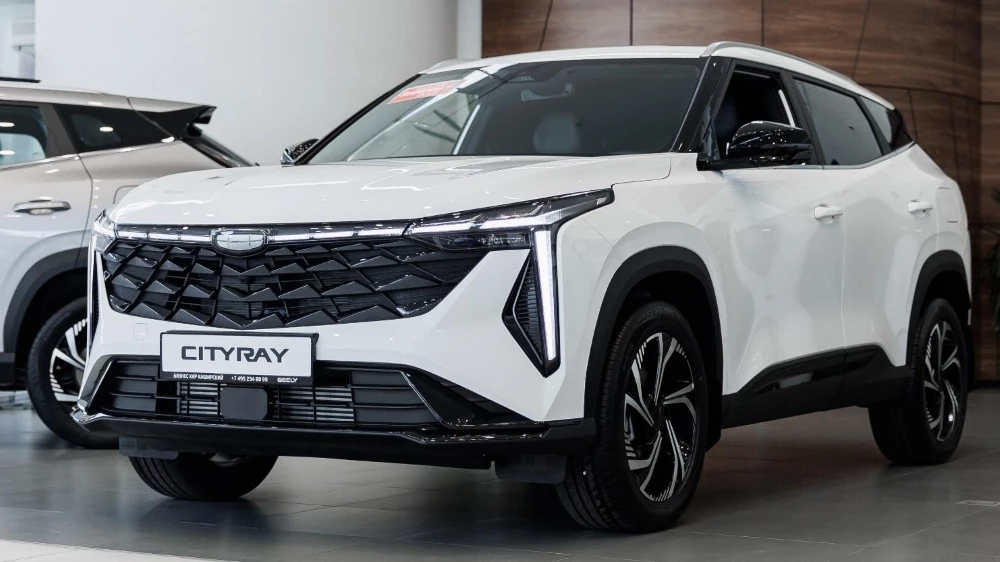 Geely Cityray спереди сбоку у дилера в автосалоне бизнес кар