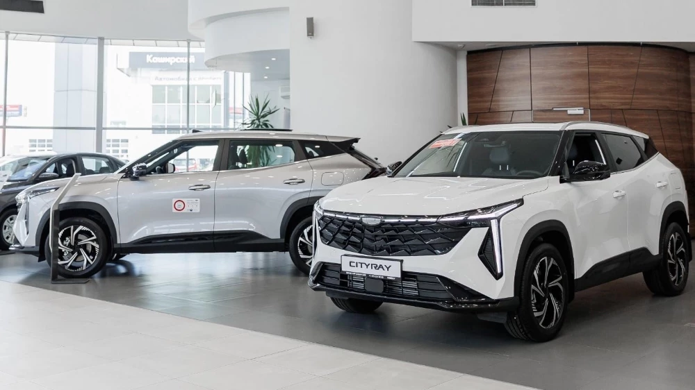 Geely Cityray спереди сбоку у дилера в автосалоне бизнес кар