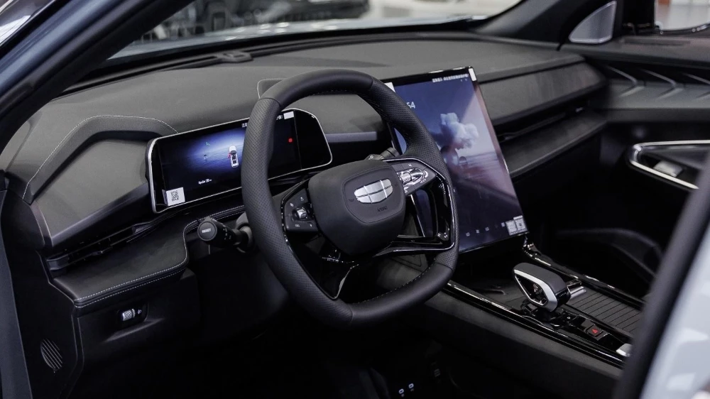 Geely Cityray салон интерьер у дилера в автосалоне бизнес кар