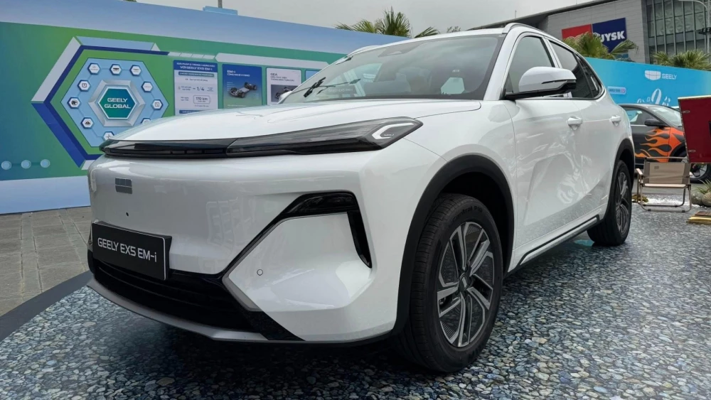 Geely EX5 EM-i установил рекорд запаса хода 1823 км сбоку спереди белый
