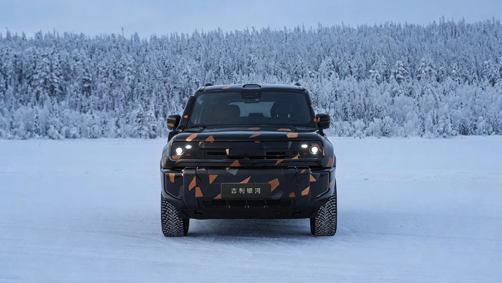 Первый внедорожник Geely Galaxy могут представить на автосалоне в Пекине спереди камуфляж