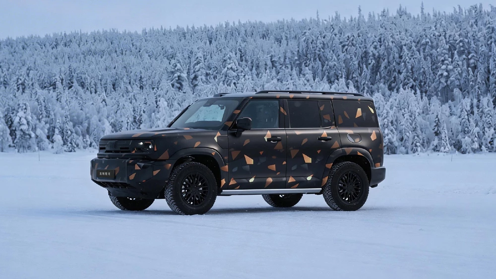 Первый внедорожник Geely Galaxy могут представить на автосалоне в Пекине сбоку спереди камуфляж