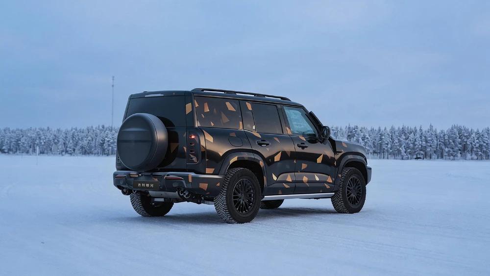 Первый внедорожник Geely Galaxy могут представить на автосалоне в Пекине сбоку сзади камуфляж