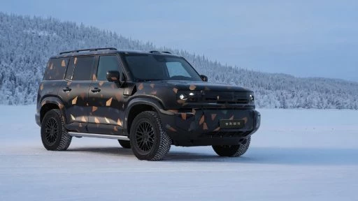 Первый внедорожник Geely Galaxy могут представить на автосалоне в Пекине сбоку спереди камуфляж