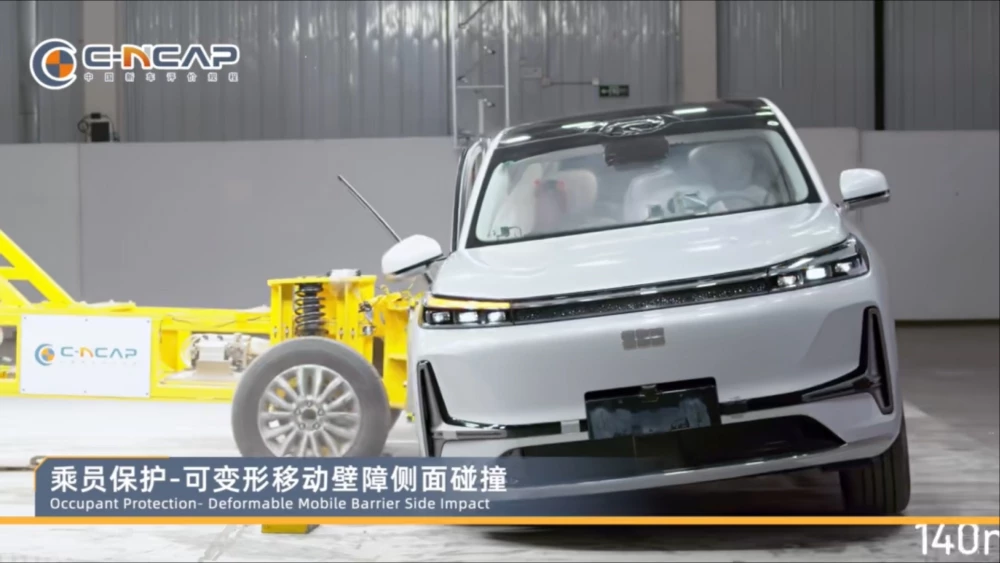 Кроссовер Geely признали самым безопасным автомобилем Китая сбоку спереди гибрид краш-тест C-NCAP спереди белый
