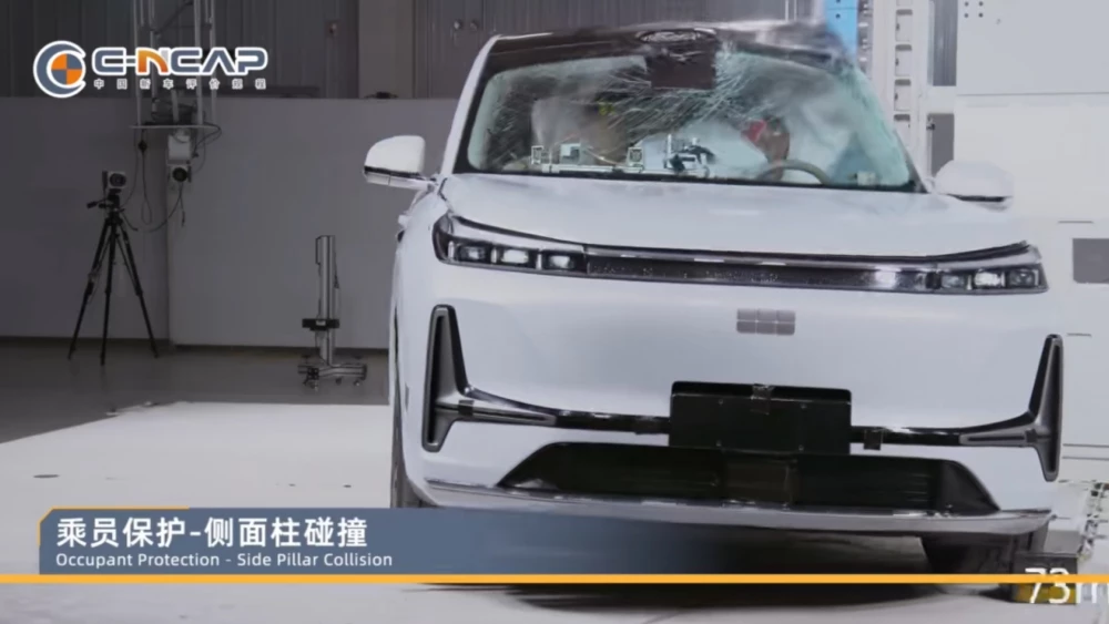 Кроссовер Geely признали самым безопасным автомобилем Китая сбоку спереди гибрид краш-тест C-NCAP спереди белый