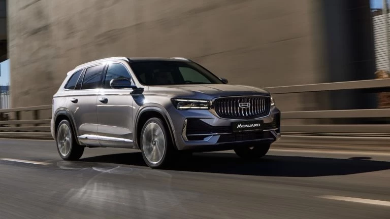 Кроссовер Geely Monjaro новая версия базовая люкс сбоку спереди в динамике