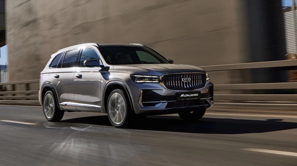 Кроссовер Geely Monjaro новая версия базовая люкс сбоку спереди в динамике