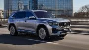 Кроссовер Geely Monjaro новая версия базовая люкс сбоку спереди в динамике