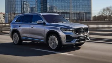 Кроссовер Geely Monjaro новая версия базовая люкс сбоку спереди в динамике