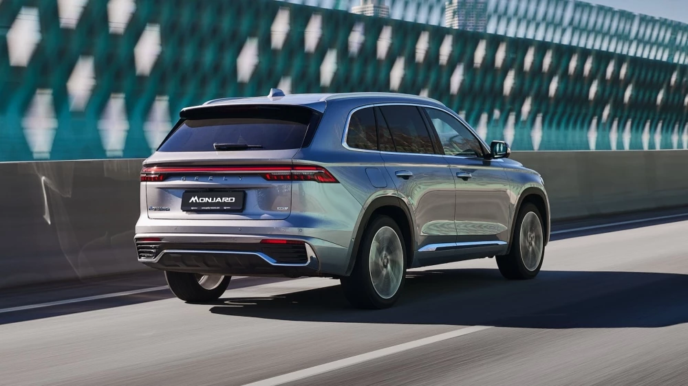 Кроссовер Geely Monjaro новая версия базовая люкс сбоку сзади в динамике