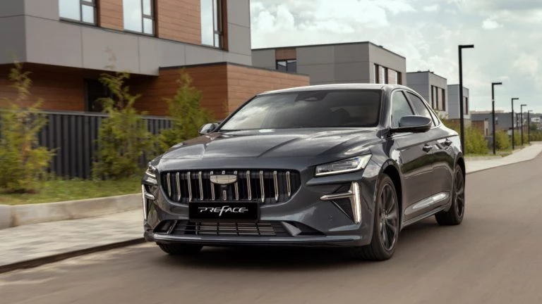 Geely Preface с мотором на 150 л.с. появился в России седан сбоку спереди серый