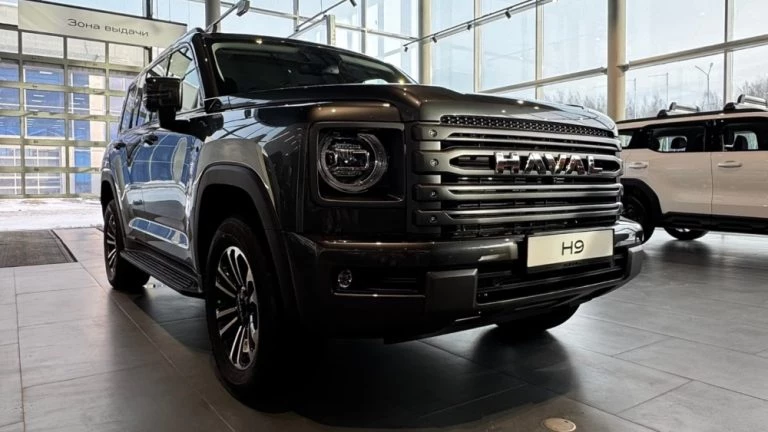 Обновленный внедорожник Haval H9 2026 года сбоку спереди у дилера в автосалоне сатурн р авто пермь
