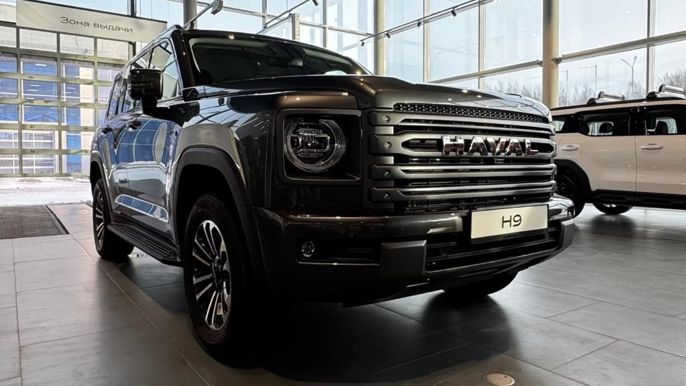 Обновленный внедорожник Haval H9 2026 года сбоку спереди у дилера в автосалоне сатурн р авто пермь