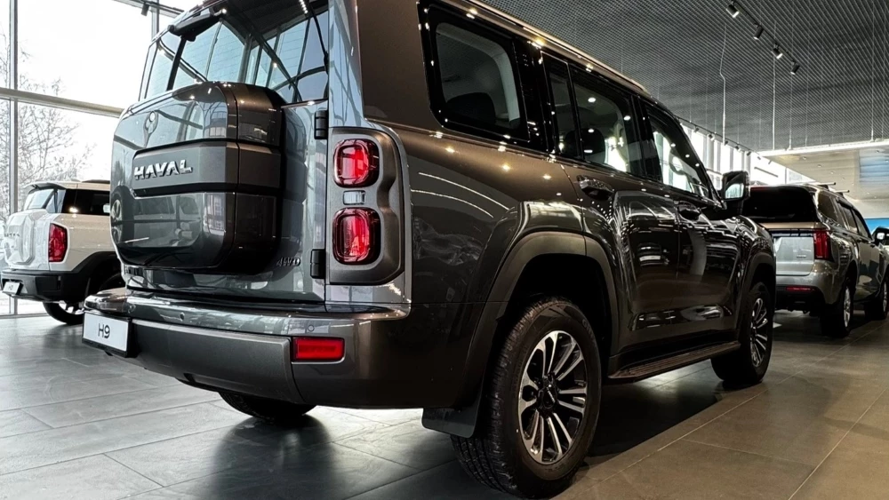 Обновленный внедорожник Haval H9 2026 года сбоку сзади у дилера в автосалоне сатурн р авто пермь