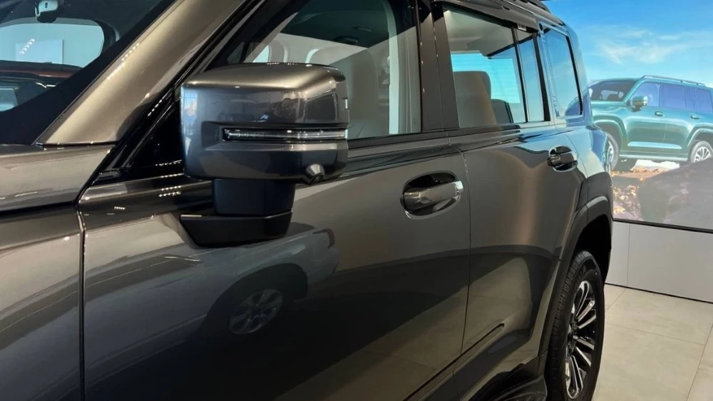 Обновленный внедорожник Haval H9 2026 года сбоку спереди у дилера в автосалоне автоэкспресс вологда