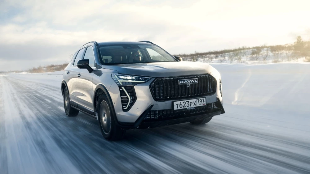 Обновленный кроссовер Haval Jolion 2026 сбоку спереди в динамике зимой