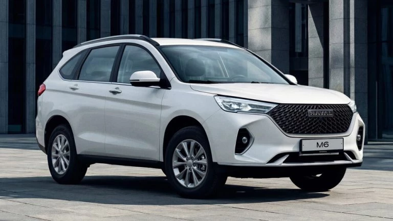 Кроссовер Haval M6 обновили в России белый автомобиль сбоку спереди черная решетка радиатора