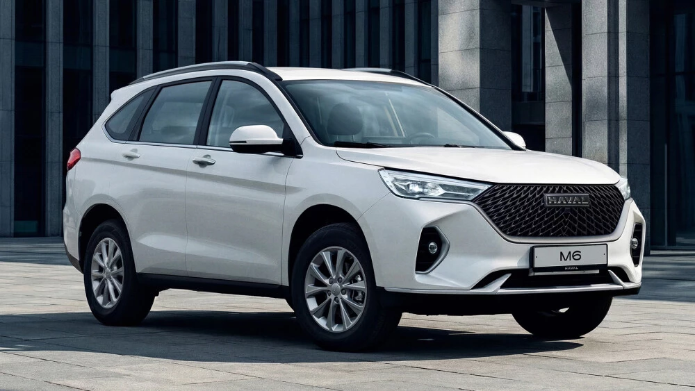 Кроссовер Haval M6 обновили в России белый автомобиль сбоку спереди черная решетка радиатора