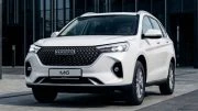 Кроссовер Haval M6 обновили в России белый автомобиль сбоку спереди черная решетка радиатора